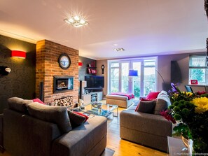 Fernseher, Kamin, Bücher