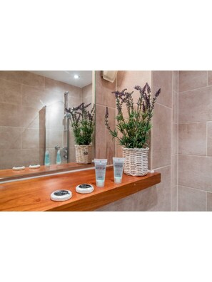 Apartment (1 Bedroom) | Bathroom | Towels