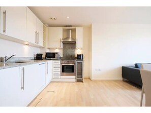 Apartamento (2 Bedrooms) | Cozinha privada | Fogão, cooktop, talheres/pratos/utensílios de cozinha