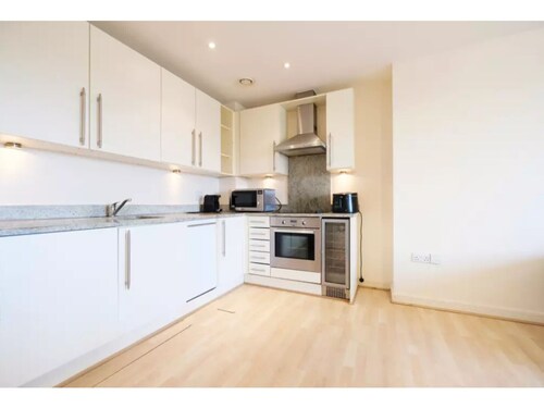 Bright and Spacious 2-bedroom Flat, Sleeps 4