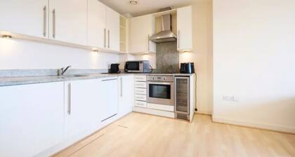 Bright and Spacious 2-bedroom Flat, Sleeps 4