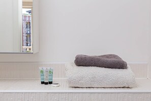 Regadera, secadora de cabello, toallas, shampoo