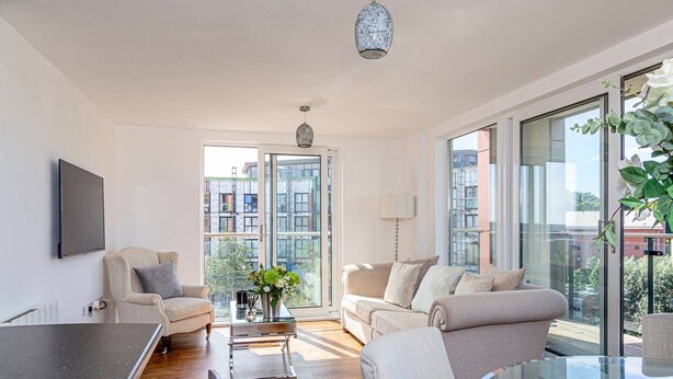 Living room - Luxury 2 Bed Central Apartment - W/ Balcony & Gym! (Birmingham)