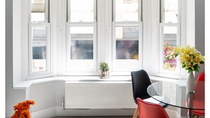 1 bedroom, desk, laptop workspace, iron/ironing board - Modern Flat in the Heart of Reading (Reading)