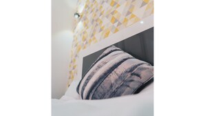 1 bedroom, desk, laptop workspace, iron/ironing board - Modern Flat in the Heart of Reading (Reading)