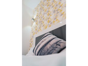 1 bedroom, desk, laptop workspace, iron/ironing board - Modern Flat in the Heart of Reading (Reading)