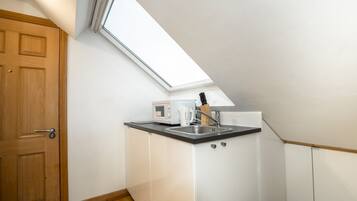 Apartment (2 Bedrooms) | Private kitchen | Oven, cookware/dishes/utensils