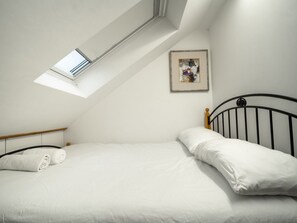 Appartement (2 Bedrooms) | 2 chambres, fer et planche à repasser, accès au Wi-Fi (inclus)