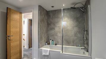 House (3 Bedrooms) | Bathroom | Towels