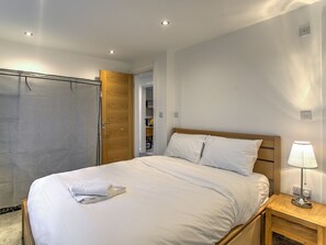 House (3 Bedrooms) | 3 bedrooms, iron/ironing board, free WiFi, bed sheets
