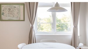 Appartement (1 Bedroom) | Cuisine privée | Micro-ondes, four, bouilloire électrique, grille-pain