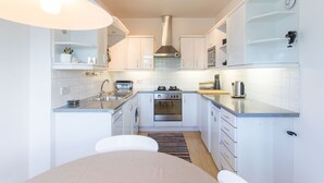 Appartement (1 Bedroom) | Cuisine privée | Micro-ondes, four, bouilloire électrique, grille-pain