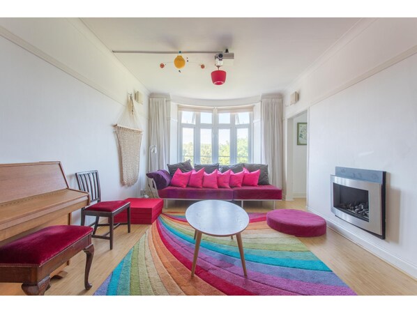 Apartment (1 Bedroom) | Wohnzimmer | Fernseher