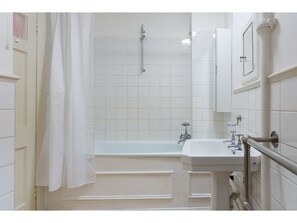 Apartment (1 Bedroom) | Bathroom
