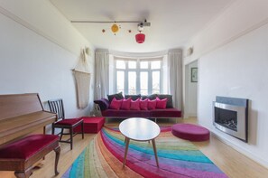 Apartment (1 Bedroom) | Wohnzimmer | Fernseher