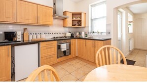 House (2 Bedrooms) | Private kitchen - Bright & Comfy Base Sleeps 6 Near Bishopthorpe Rd! (York)