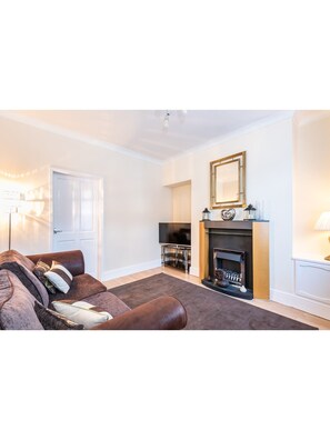 House (2 Bedrooms) | 2 bedrooms, iron/ironing board, travel cot, bed sheets - Bright & Comfy Base Sleeps 6 Near Bishopthorpe Rd! (York)