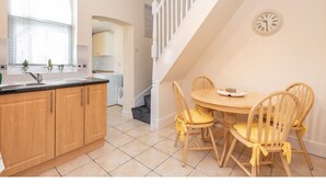 House (2 Bedrooms) | Private kitchen - Bright & Comfy Base Sleeps 6 Near Bishopthorpe Rd! (York)