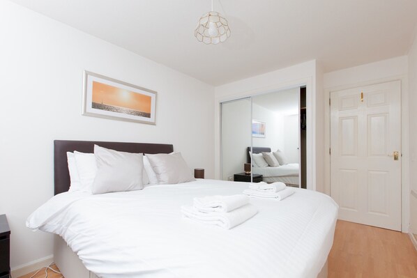 2 bedrooms, iron/ironing board, free WiFi, bed sheets - Bright & Airy City Centre Flat With Free Parking (Edinburgh)