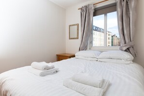 2 bedrooms, iron/ironing board, free WiFi, bed sheets - Bright & Airy City Centre Flat With Free Parking (Edinburgh)