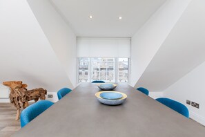 Fridge, microwave, oven, toaster - Modern Gem in Georgian Listed Building of City (Edinburgh)