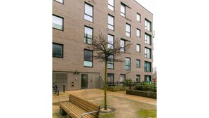 Exterior - 2 BR Modern Flat Near Train Station/central (Cambridge)