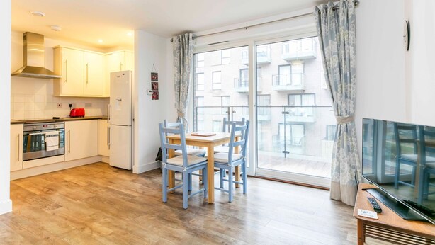 Living room - 2 BR Modern Flat Near Train Station/central (Cambridge)
