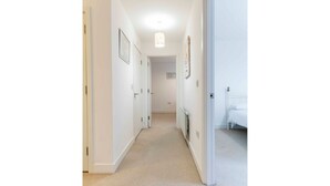 Room - 2 BR Modern Flat Near Train Station/central (Cambridge)