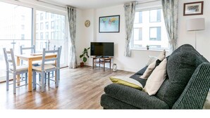 Living room - 2 BR Modern Flat Near Train Station/central (Cambridge)
