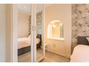 3 bedrooms, iron/ironing board, free WiFi, bed sheets - Modern Mezzanine in Earl's Court, for 6 (London)