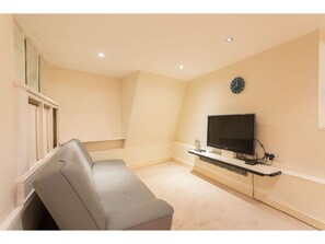 TV - Modern Mezzanine in Earl's Court, for 6 (London)