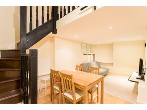 TV - Modern Mezzanine in Earl's Court, for 6 (London)