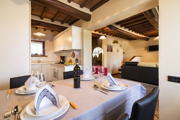 Chalet, 2 Bedrooms, Pool Access, Mountain View | Private kitchen | Full-size fridge, microwave, oven, stovetop - Il Villino Della Rocca (Castellina in Chianti)