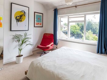 Artists Home in Cambridge W/parking and Garden