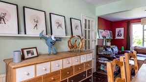 Unclassified image, 3 of 19, button - Artists Home in Cambridge W/parking and Garden (Cambridge)