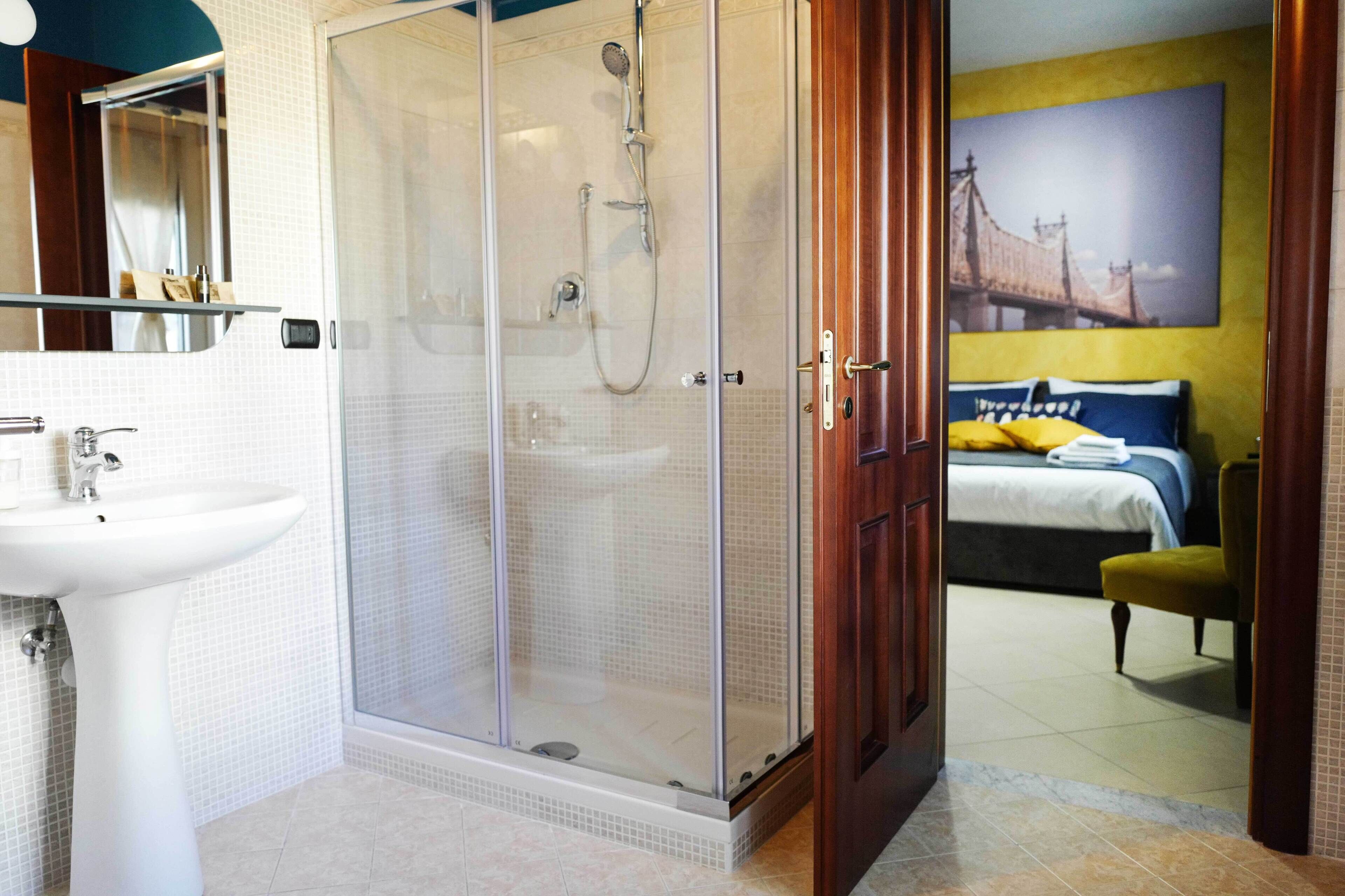 Doccia, vasca idromassaggio, asciugacapelli, bidet