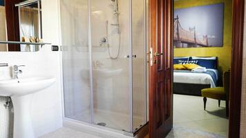 Douche, baignoire Ă jets, sĂšche-cheveux, bidet