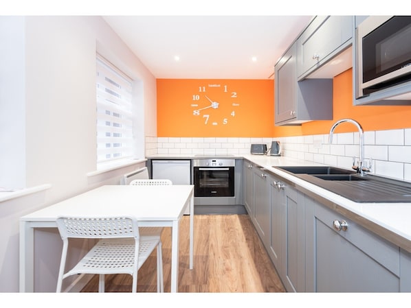 Bakarofn, pottar/pönnur/diskar/hnífapör