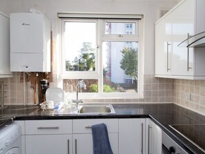 Kühlschrank, Mikrowelle, Ofen, Kochgeschirr/Geschirr/Besteck
