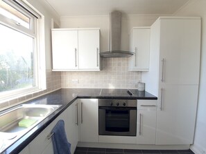 Kühlschrank, Mikrowelle, Ofen, Kochgeschirr/Geschirr/Besteck