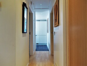 Interior - Quiet APT Sleeps 4-6 Central Windsor With Parking (Windsor)