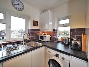 Oven, dishwasher, cookware/dishes/utensils - Quiet APT Sleeps 4-6 Central Windsor With Parking (Windsor)