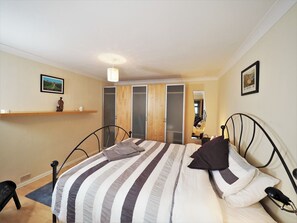 2 bedrooms, iron/ironing board, free WiFi, bed sheets - Quiet APT Sleeps 4-6 Central Windsor With Parking (Windsor)