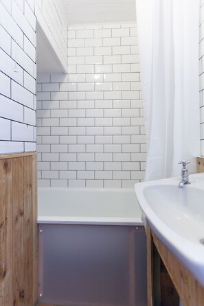 Hair dryer, towels, soap - Trendy Urban Retreat in Central Edinburgh City (Edinburgh)