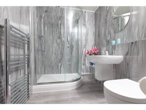 Dusche, Haartrockner, Handtücher