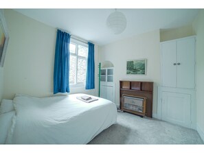 4 bedrooms, iron/ironing board, bed sheets