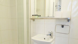 Studio (1 Bedroom) | Bathroom | Shower, hair dryer, towels - Quiet and Convenient Studio for 2 in London (London)