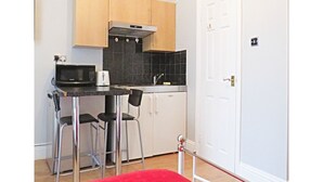 Fridge, microwave, stovetop, electric kettle - Quiet and Convenient Studio for 2 in London (London)