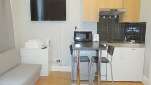 Fridge, microwave, stovetop, electric kettle - Quiet and Convenient Studio for 2 in London (London)