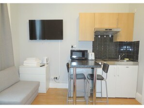 Fridge, microwave, stovetop, electric kettle - Quiet and Convenient Studio for 2 in London (London)